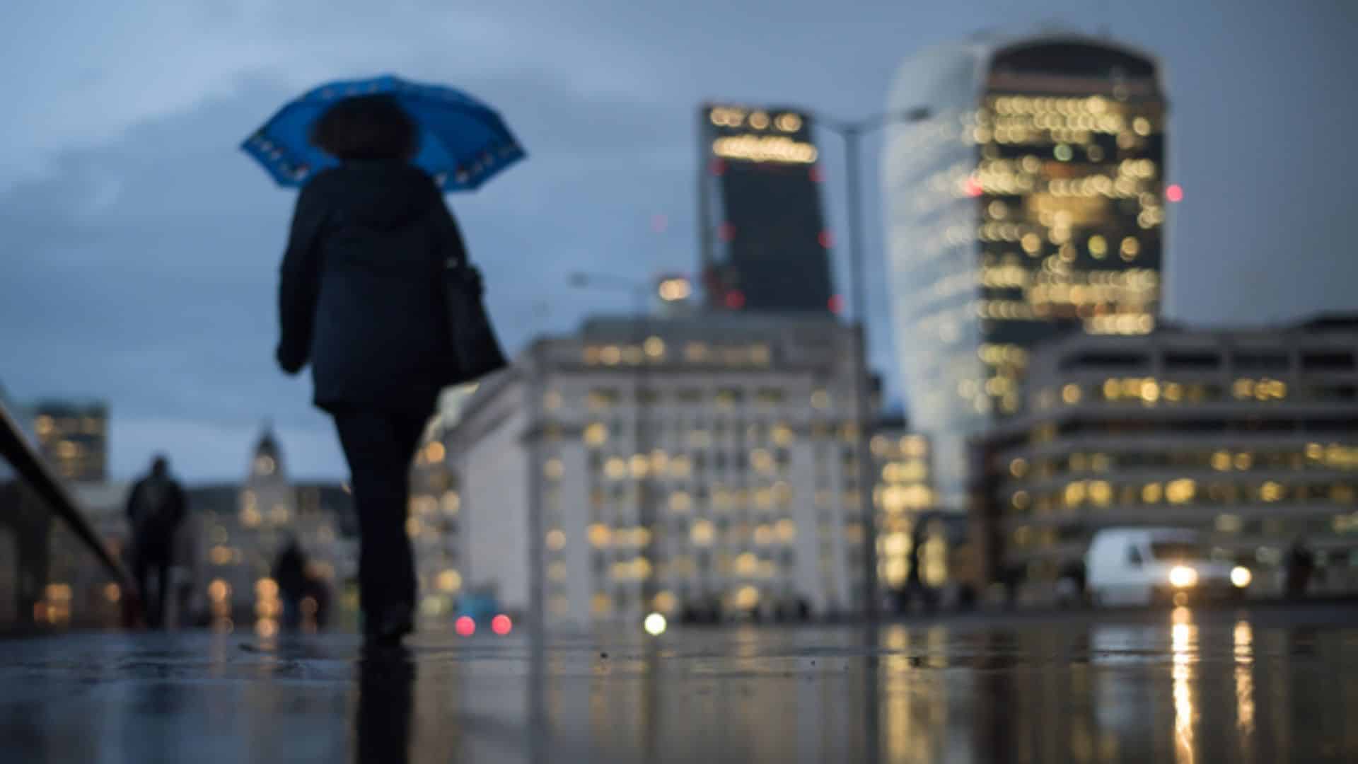 London to be lashed with 12 hours of wind and rain according to latest Met Office weather warning